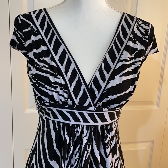 Sweet Storm Black/White S Cap Sleeve Dress Ties in the Back - Picture 2 of 14